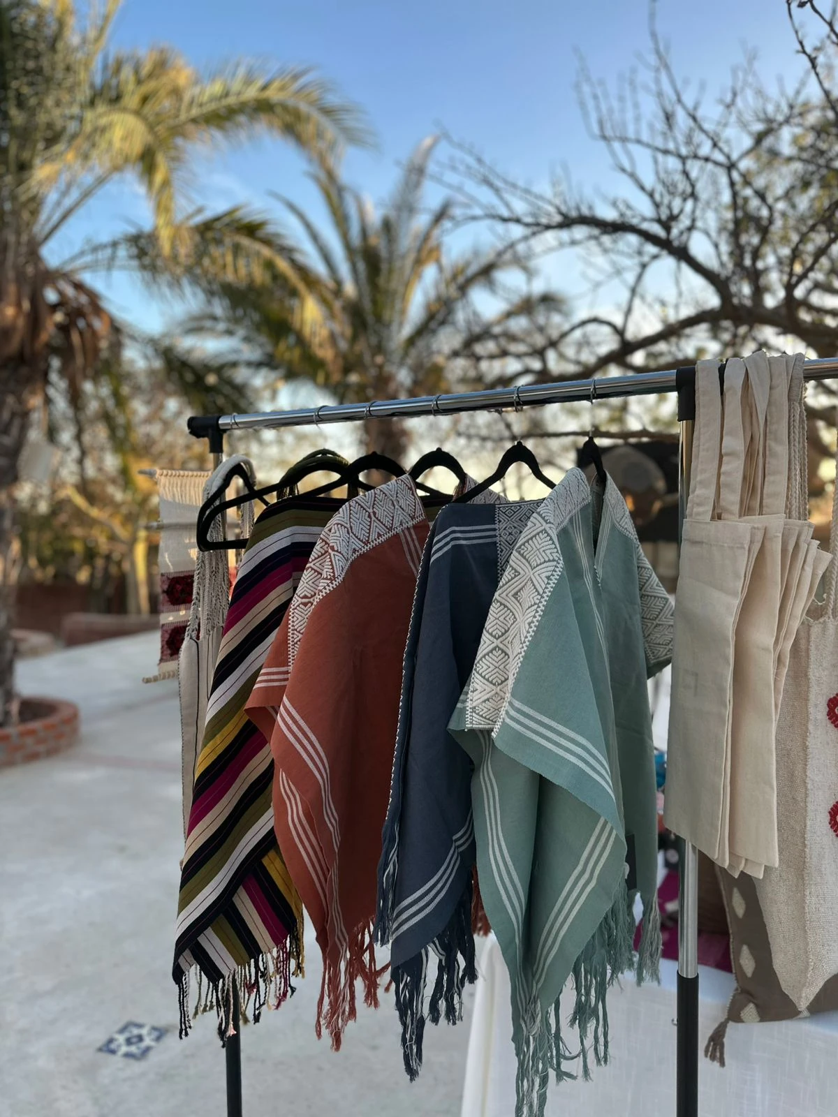 Artisana chiapaneca tejiendo en telar de cintura